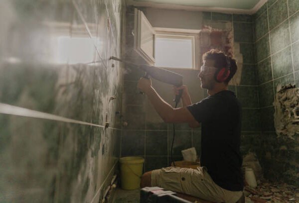 Old Bathtub Wasting Space? Tub to Shower Contractors in Farmington Hills MI Maximize Your Bathroom